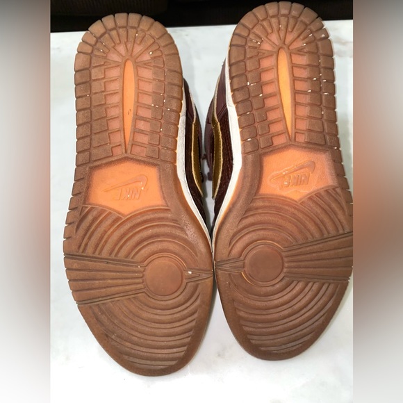 NIKE MILAN
WMNS DUNK SKY HI CITY FW QS 
METALLIC GOLD / CHOCOLATE 
US (7) /EU 38 - Picture 8 of 13